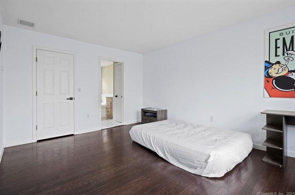 210 Collindale Dr, Meriden CT  06450-8315 exterior