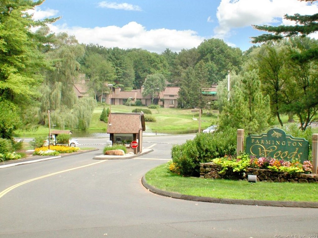 3 Woods Hollow Ct, Avon CT  06001-4542 exterior