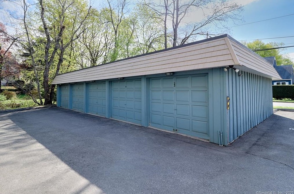 70 Montauk St, Fairfield CT  06825-1607 exterior