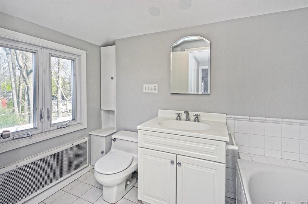 100 Lakeview Ter, New Haven CT  06515-1811 exterior