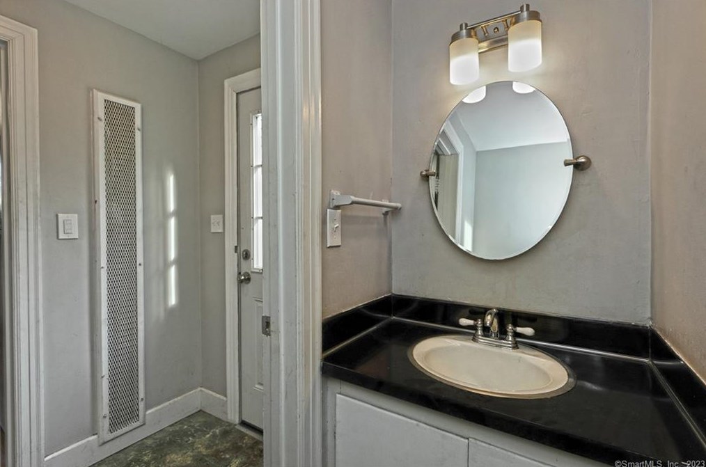 100 Lakeview Ter, New Haven CT  06515-1811 exterior