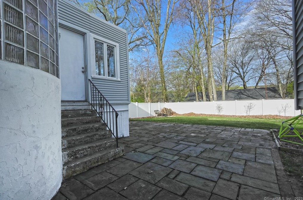 100 Lakeview Ter, New Haven CT  06515-1811 exterior