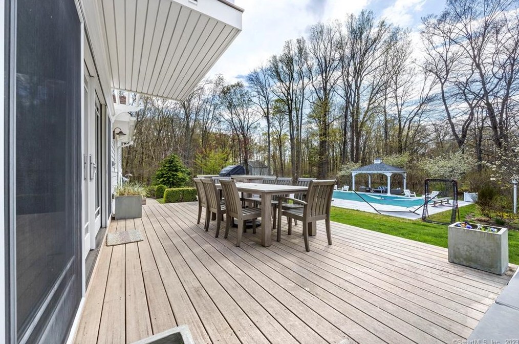 62 Mistywood Ln, Fairfield CT  06824-1620 exterior