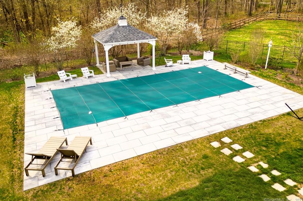 62 Mistywood Ln, Fairfield CT  06824-1620 exterior