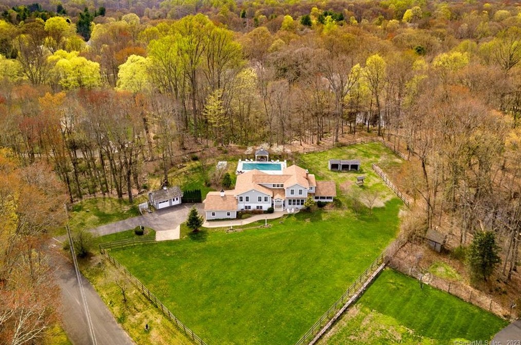 62 Mistywood Ln, Fairfield CT  06824-1620 exterior