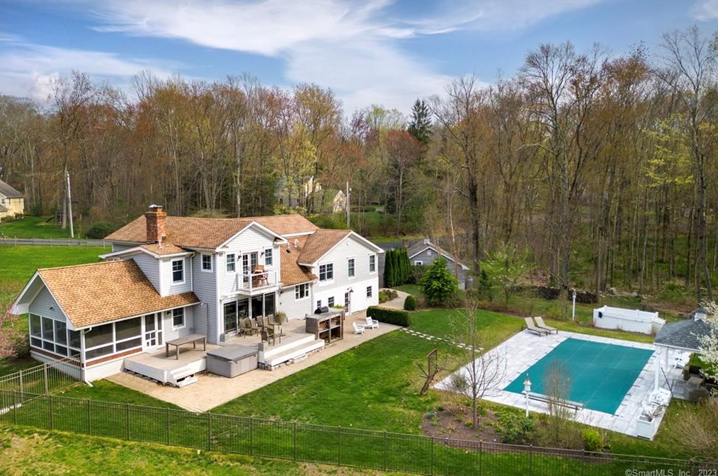 62 Mistywood Ln, Fairfield CT  06824-1620 exterior