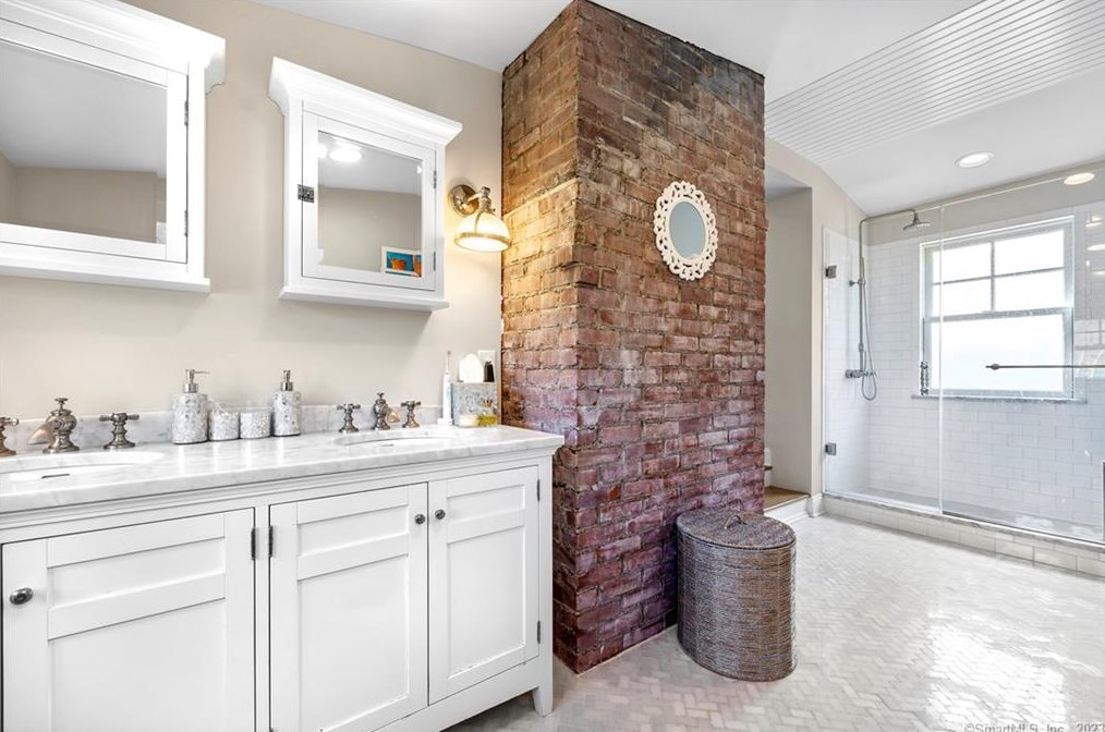 62 Mistywood Ln, Fairfield CT  06824-1620 exterior