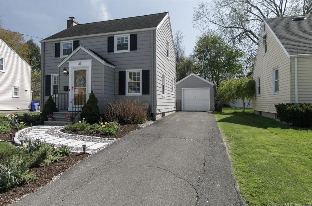 33 Edgemere Ave, Hartford CT  06110-1118 exterior
