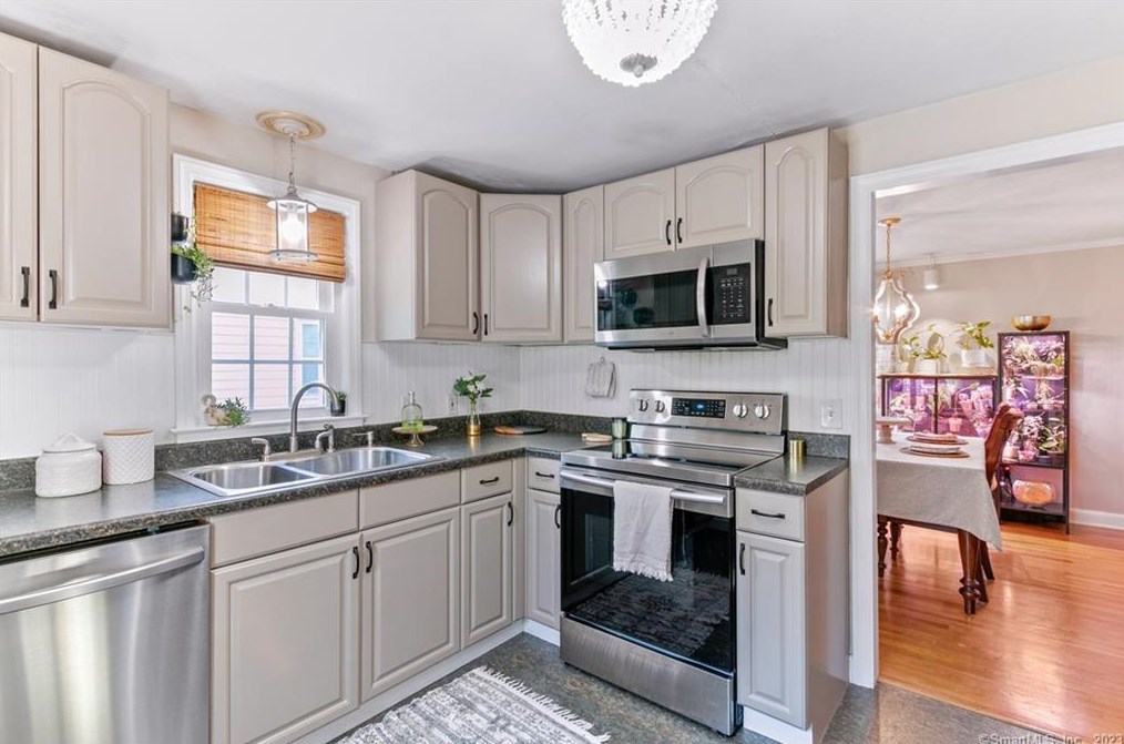 33 Edgemere Ave, Hartford CT  06110-1118 exterior