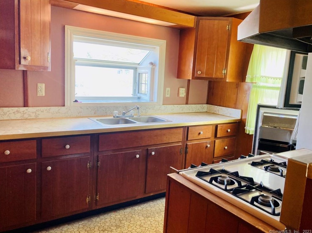 21 Shawnee Rd, Hartford CT  06118-2554 exterior