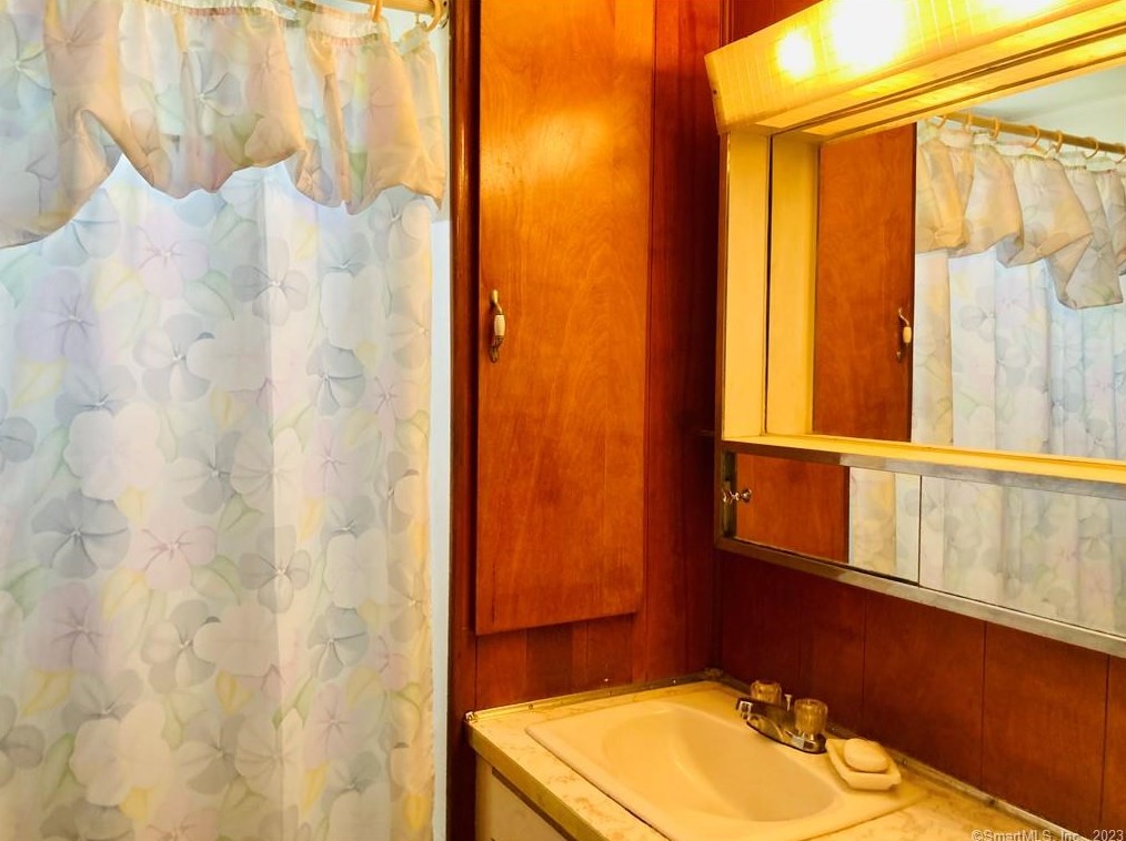 21 Shawnee Rd, Hartford CT  06118-2554 exterior