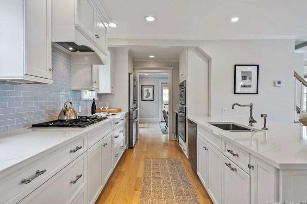 20 Apple Tree Trl, Westport CT  06880-6803 exterior