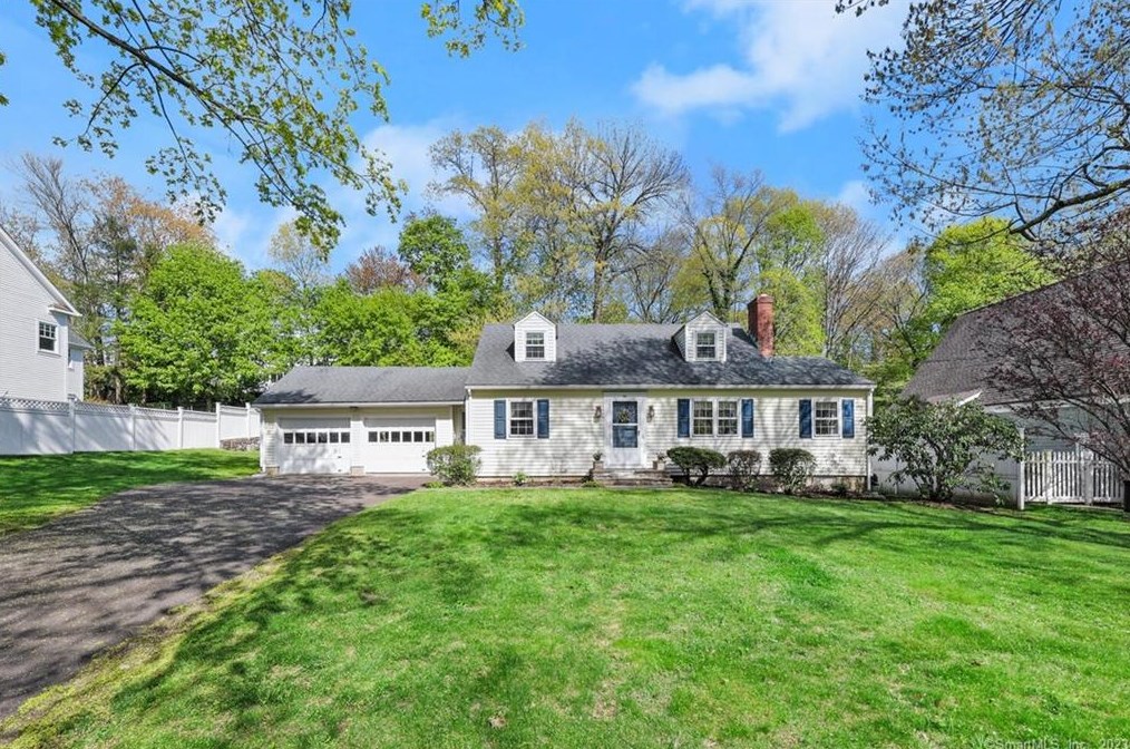 46 Hillside Ave, Tokeneke CT  06820-5010 exterior