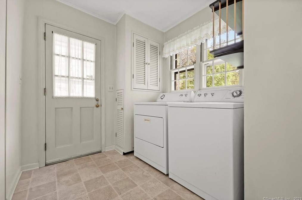 46 Hillside Ave, Tokeneke CT  06820-5010 exterior