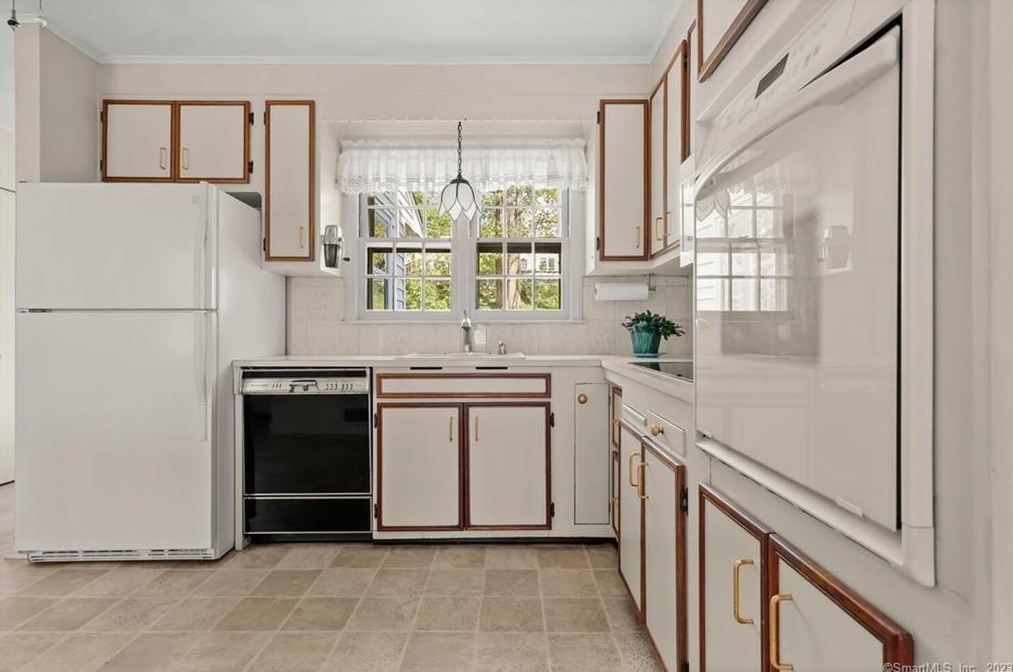 46 Hillside Ave, Tokeneke CT  06820-5010 exterior