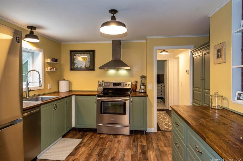 13 Beaverbrook Rd, Simsbury CT  06092-2702 exterior
