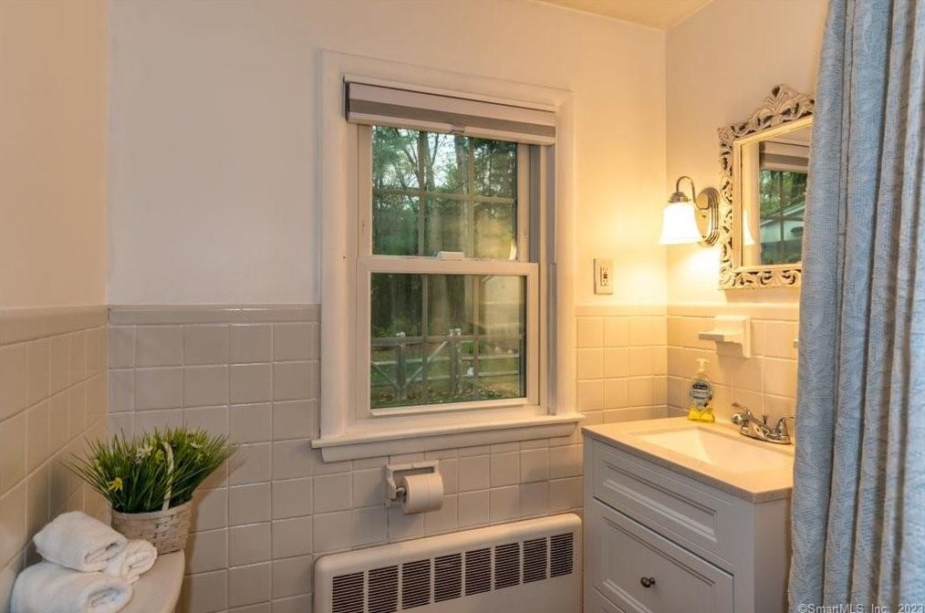 13 Beaverbrook Rd, Simsbury CT  06092-2702 exterior