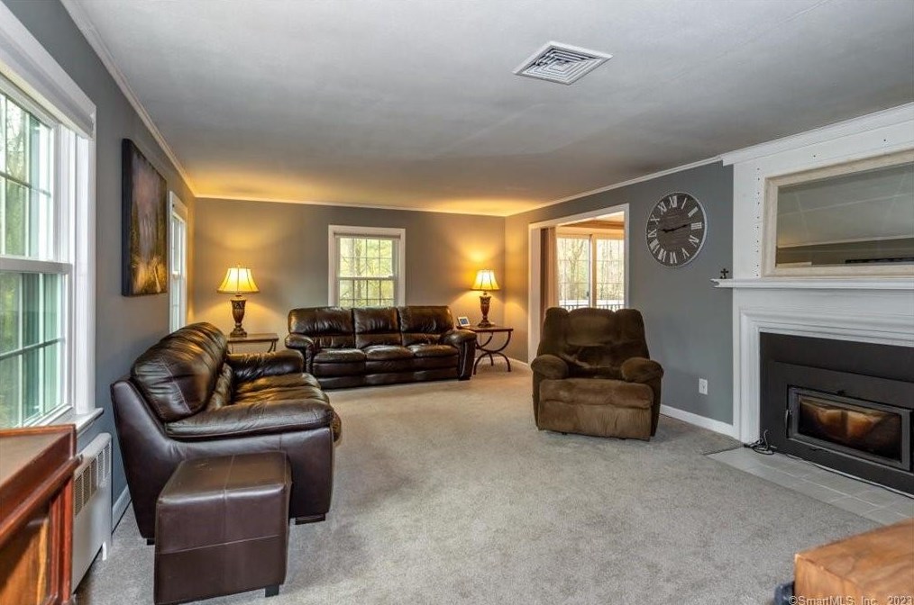 13 Beaverbrook Rd, Simsbury CT  06092-2702 exterior