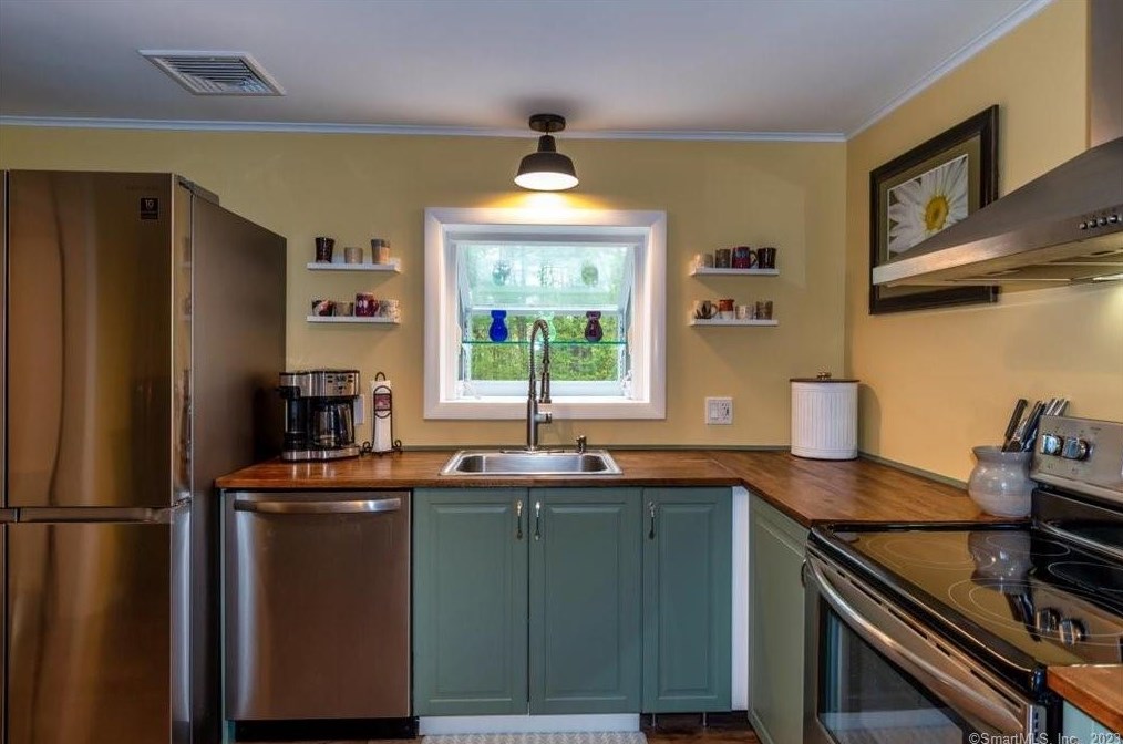 13 Beaverbrook Rd, Simsbury CT  06092-2702 exterior