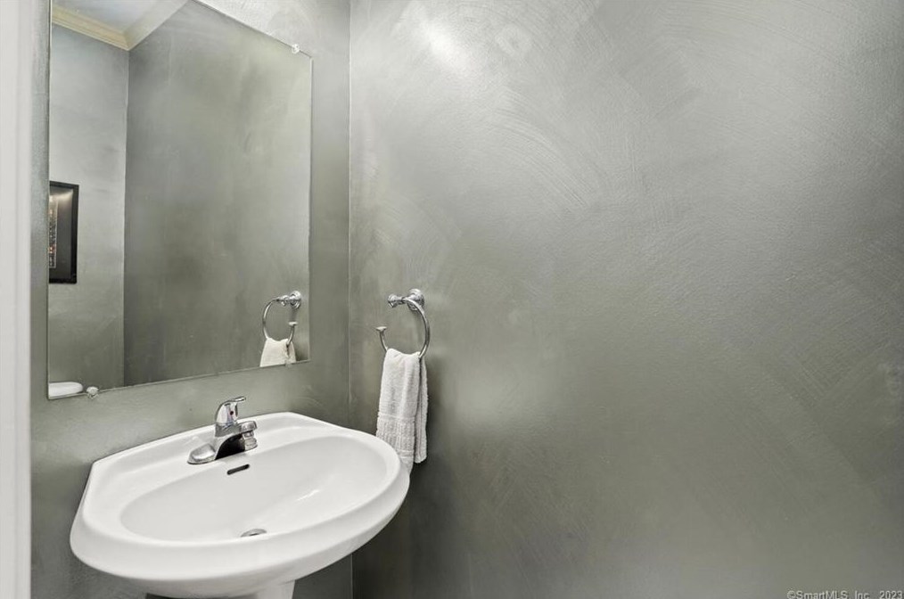 1625 James Farm Rd, Stratford CT  06614-1049 exterior