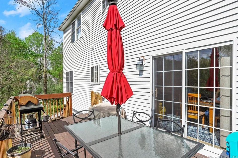 1625 James Farm Rd, Stratford CT  06614-1049 exterior