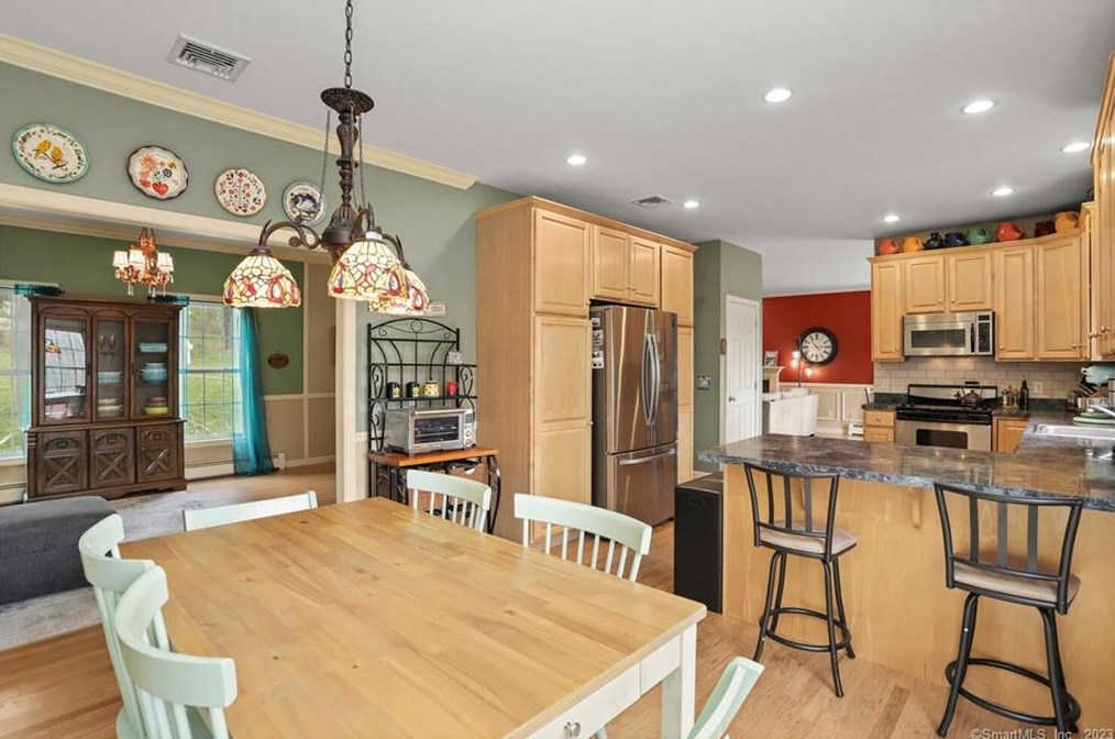 1625 James Farm Rd, Stratford CT  06614-1049 exterior