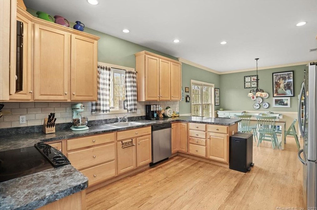 1625 James Farm Rd, Stratford CT  06614-1049 exterior