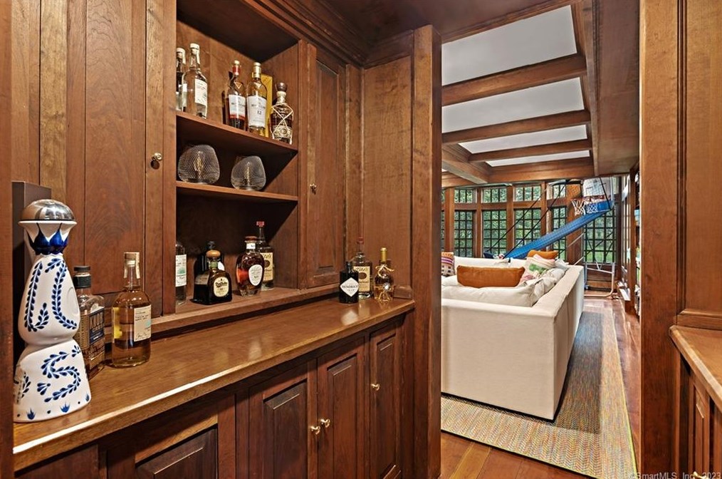 8 Pent Rd, Weston CT  06883-1311 exterior