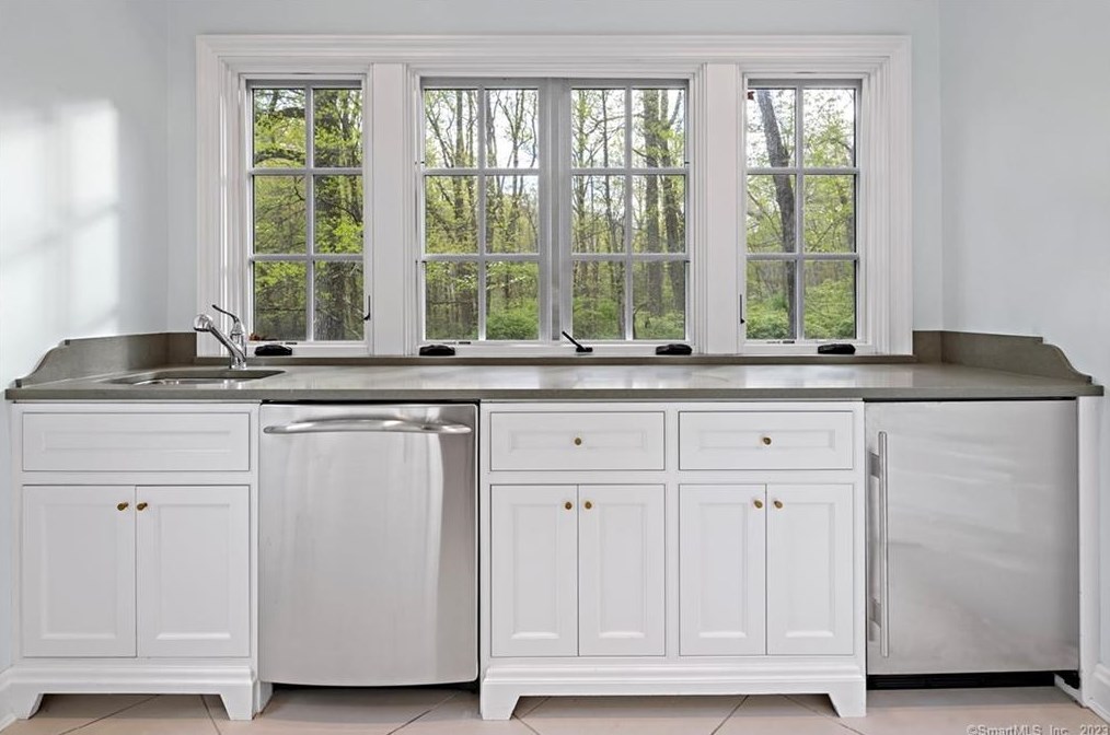 8 Pent Rd, Weston CT  06883-1311 exterior