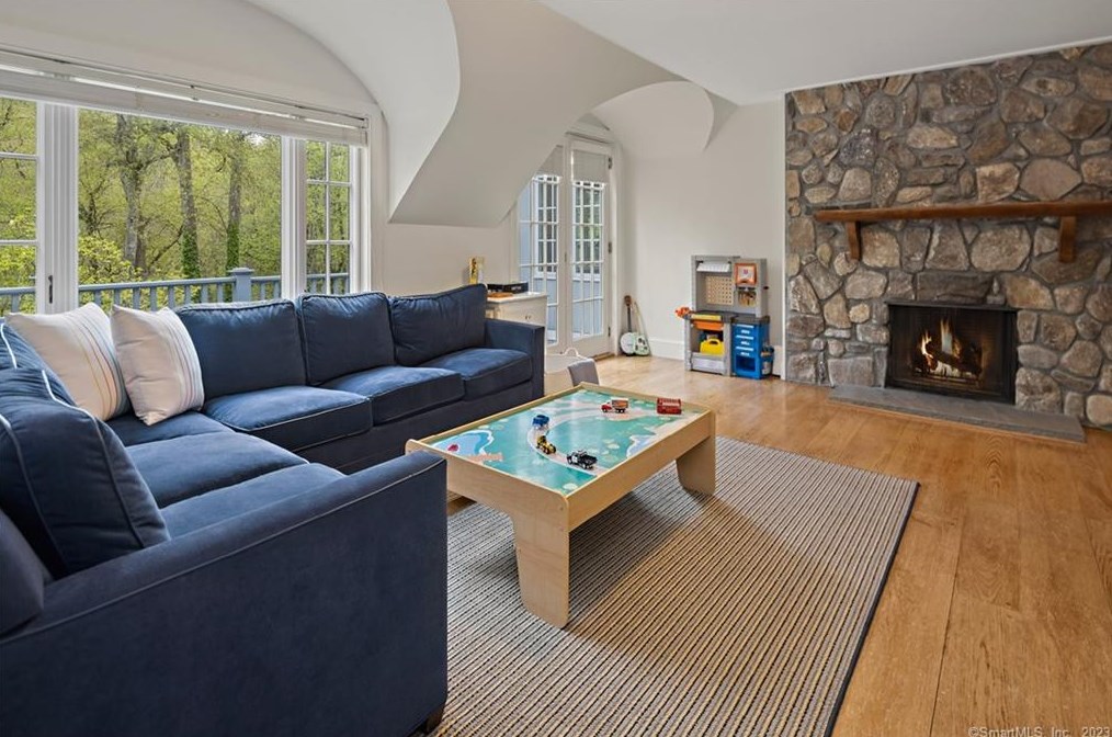 8 Pent Rd, Weston CT  06883-1311 exterior