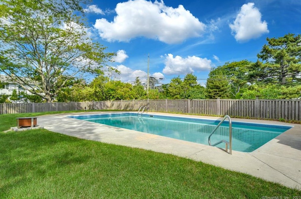 16 Cross Way, Westport CT  06880-6911 exterior
