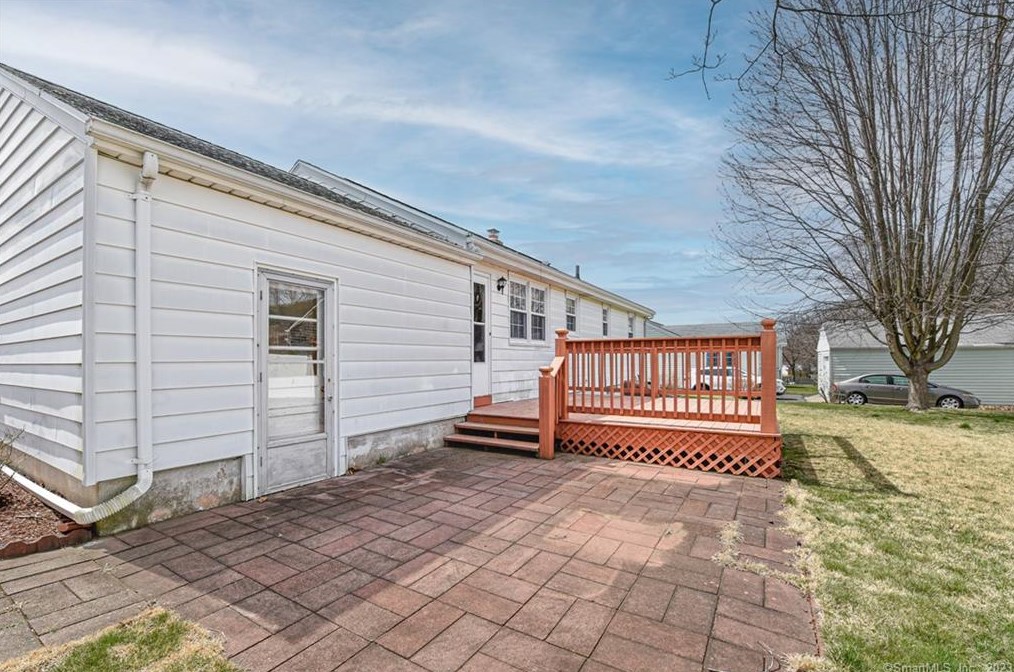 90 Douglas St, Stratford CT  06614-2763 exterior