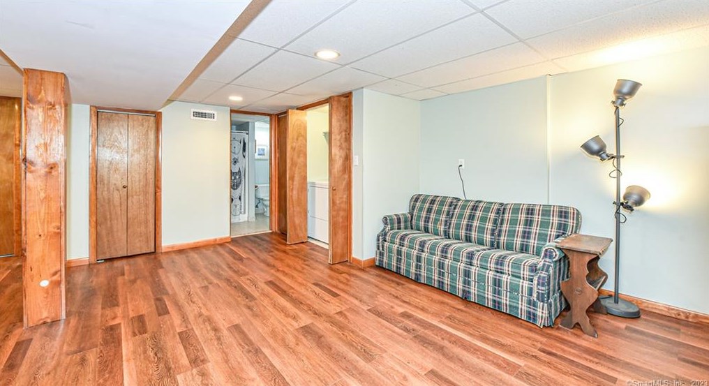 90 Douglas St, Stratford CT  06614-2763 exterior