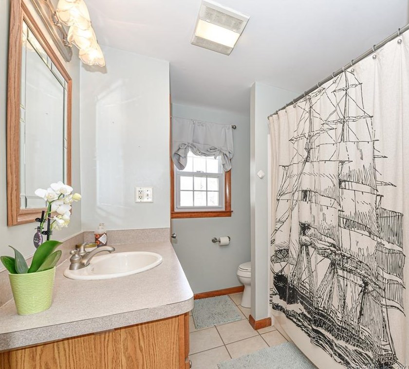 90 Douglas St, Stratford CT  06614-2763 exterior