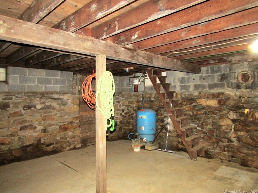 143 Old Kent Rd, Tolland CT  06084-3742 exterior