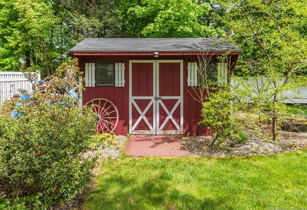 8 Old Orchard Ln, Northville CT  06776-2313 exterior