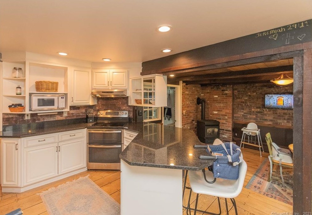 8 Old Orchard Ln, Northville CT  06776-2313 exterior