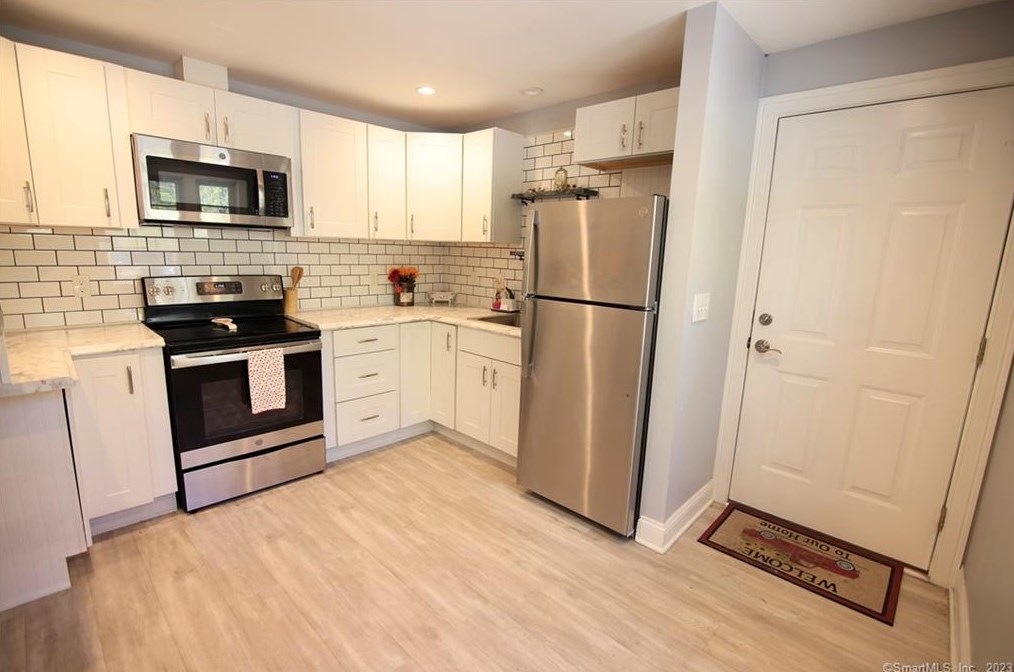 69 Lynn Rd, Ivoryton CT  06442-1138 exterior