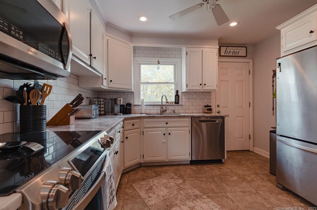 16 Paugussett Rd, Sandy Hook CT  06482-1557 exterior