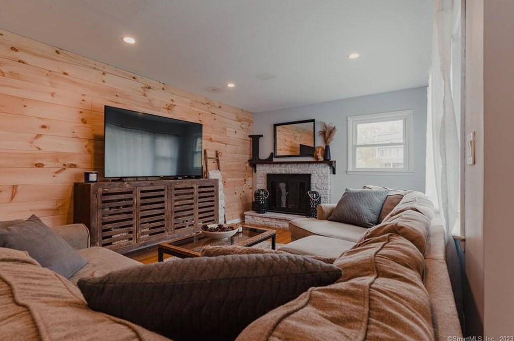 16 Paugussett Rd, Sandy Hook CT  06482-1557 exterior