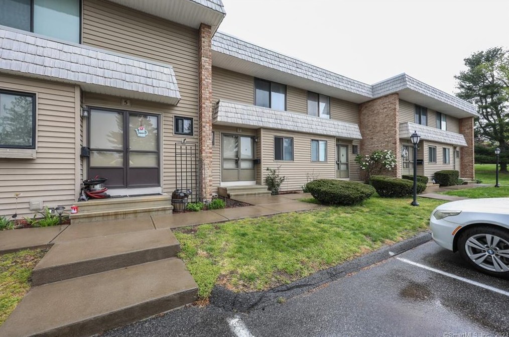 7 Cedarland Ct, Cromwell CT  06416-1710 exterior