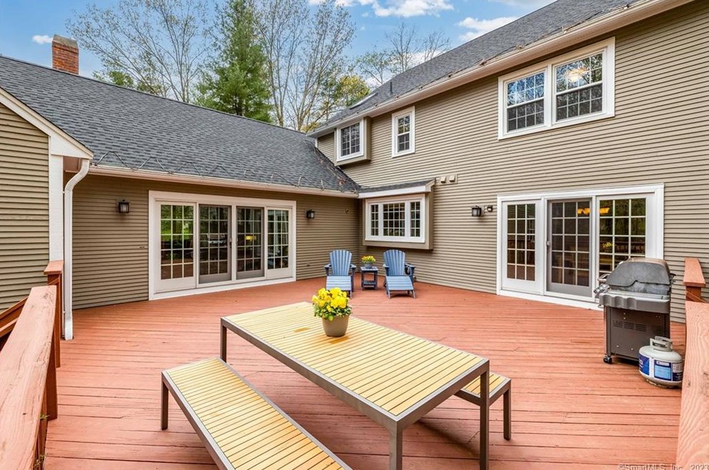 8 Saxon Woods, Avon CT  06001-4060 exterior