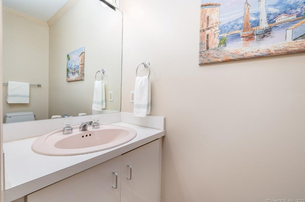 8 Saxon Woods, Avon CT  06001-4060 exterior