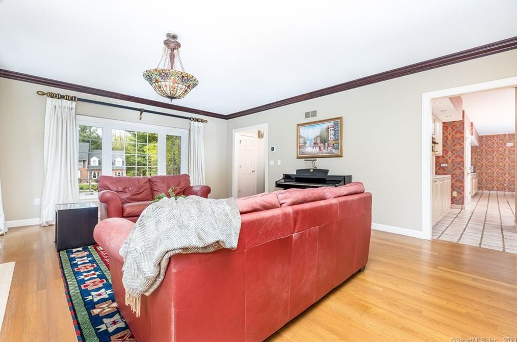 8 Saxon Woods, Avon CT  06001-4060 exterior