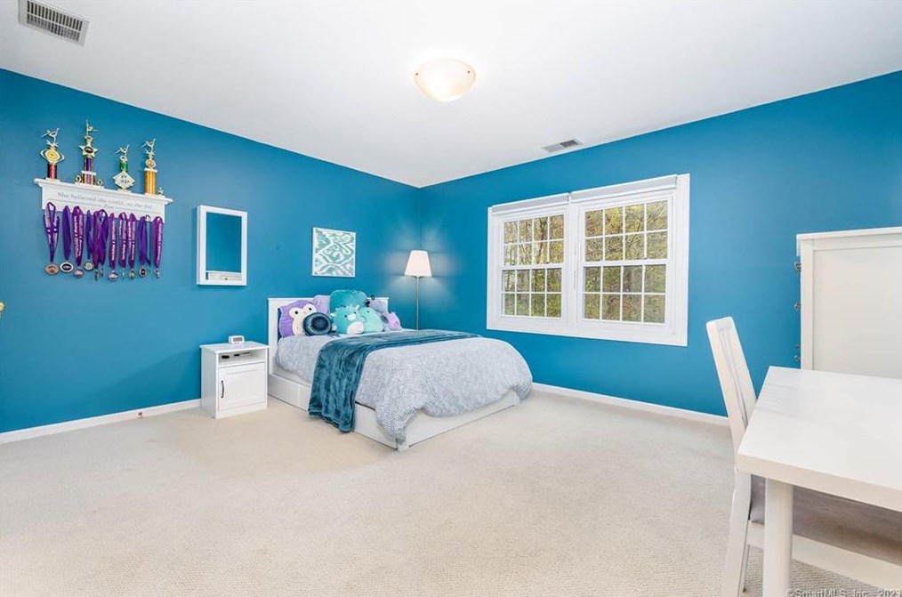 8 Saxon Woods, Avon CT  06001-4060 exterior