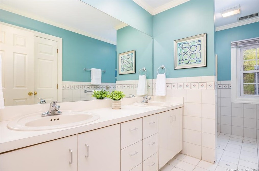 8 Saxon Woods, Avon CT  06001-4060 exterior