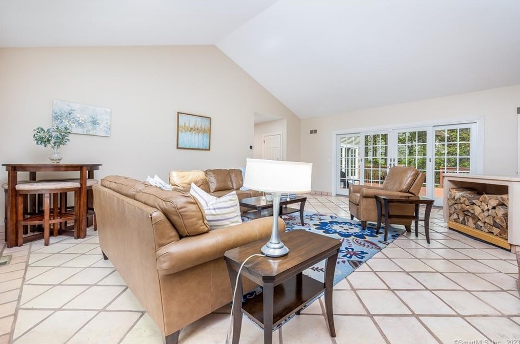 8 Saxon Woods, Avon CT  06001-4060 exterior