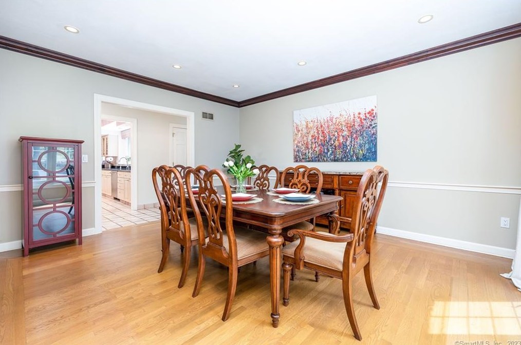 8 Saxon Woods, Avon CT  06001-4060 exterior