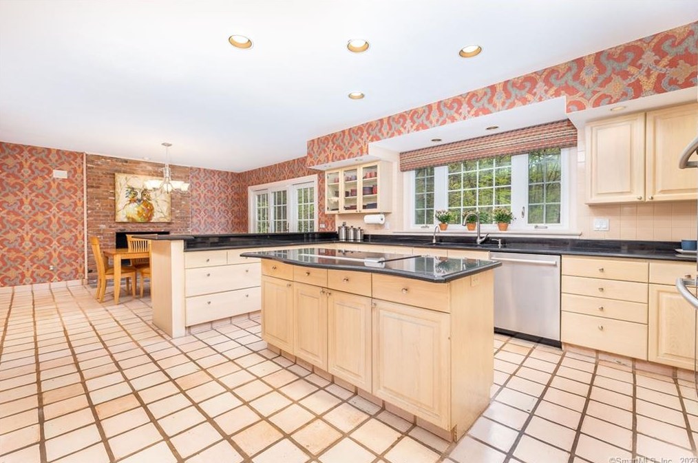 8 Saxon Woods, Avon CT  06001-4060 exterior