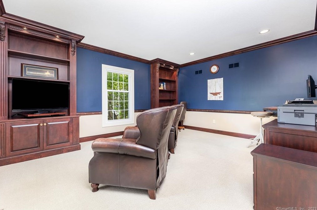 8 Saxon Woods, Avon CT  06001-4060 exterior